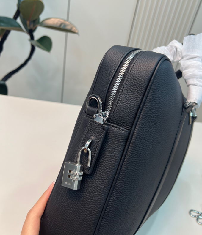 PRADA プラダロゴ レザー ブリーフケース ビジネスバッグ 2VE368