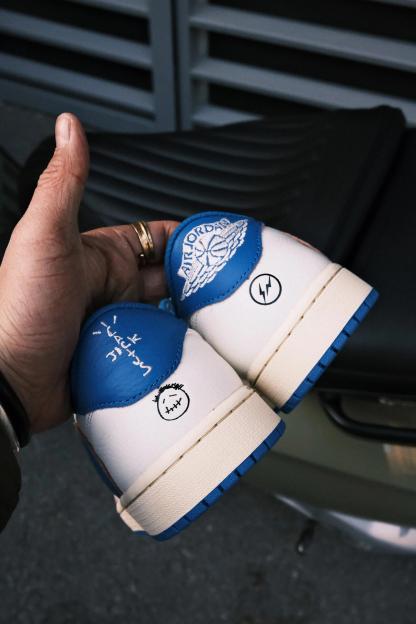Travis Scoot x fragment design x air jordan 1 low OG