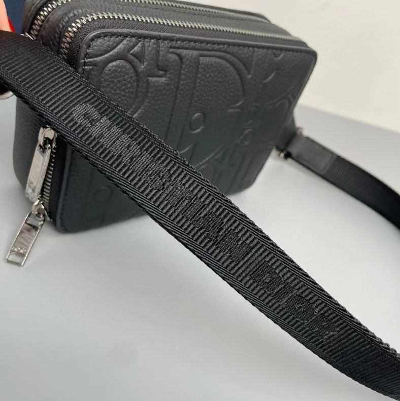 丁度良いお洒落サイズ★【 Dior 】ストラップ付き ジップポーチ