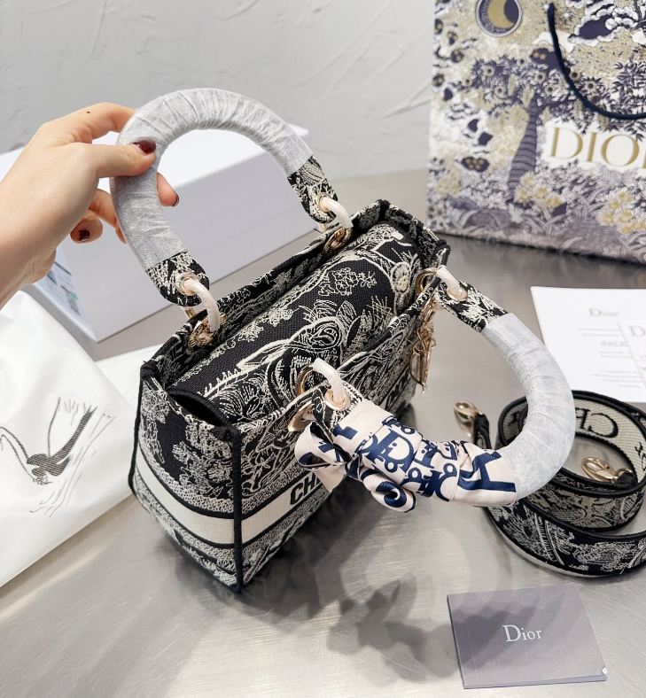 LADY D-LITE ミディアムバッグ