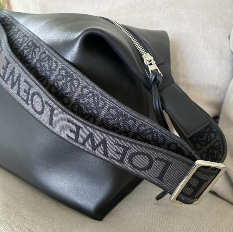 【現地顧客価格！】LOEWEキュービショルダーバック