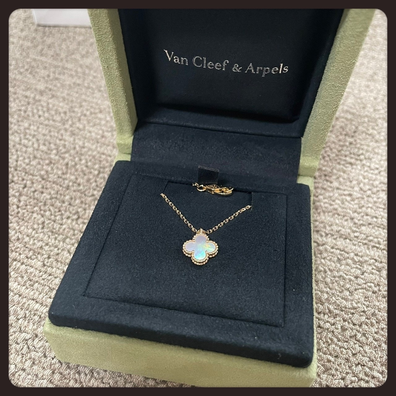 【Van Cleef & Arpels】スウィートアルハンブラペンダント　白