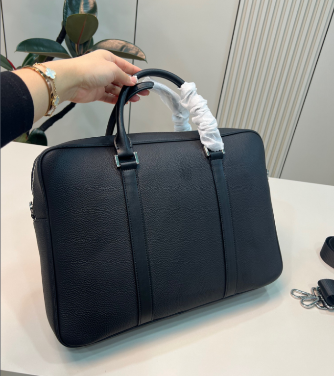 PRADA プラダロゴ レザー ブリーフケース ビジネスバッグ 2VE368