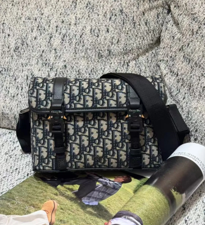 【モダンな魅力◎】Dior★Hit the Road メッセンジャーバッグ