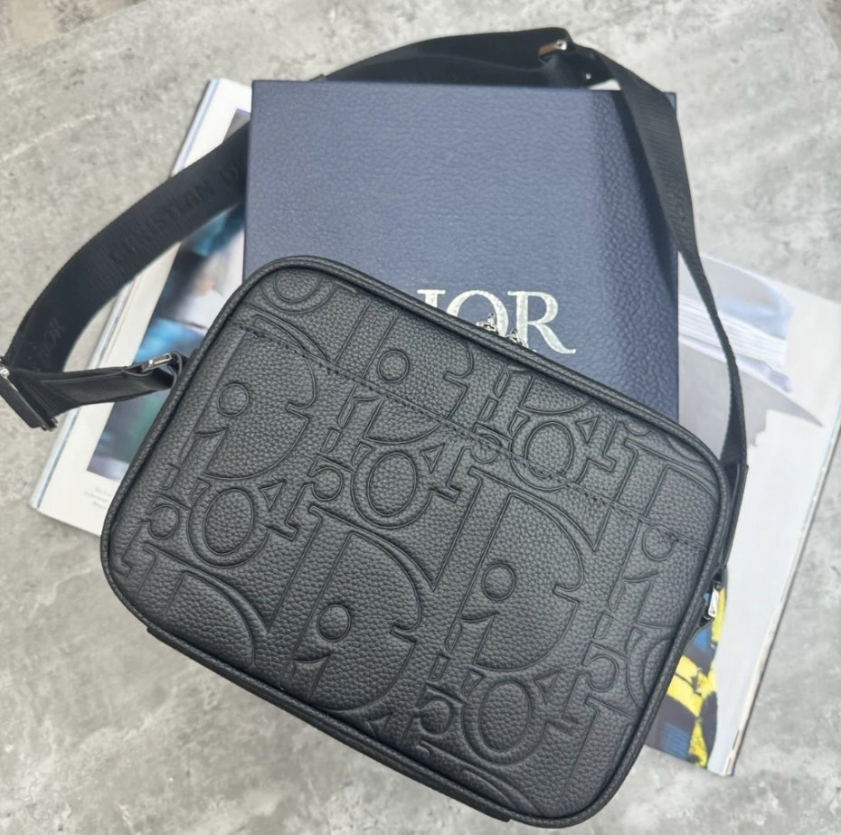 【シンプルで使いやすい♪】DIOR ストラップ付きジップポーチ