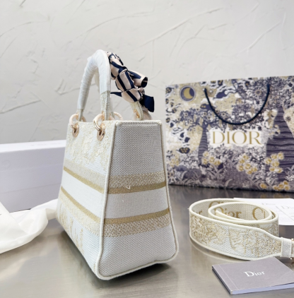 【新作】  LADY D-LITE ミディアムバッグ