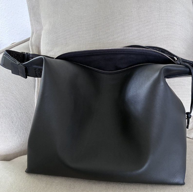 【現地顧客価格！】LOEWEキュービショルダーバック