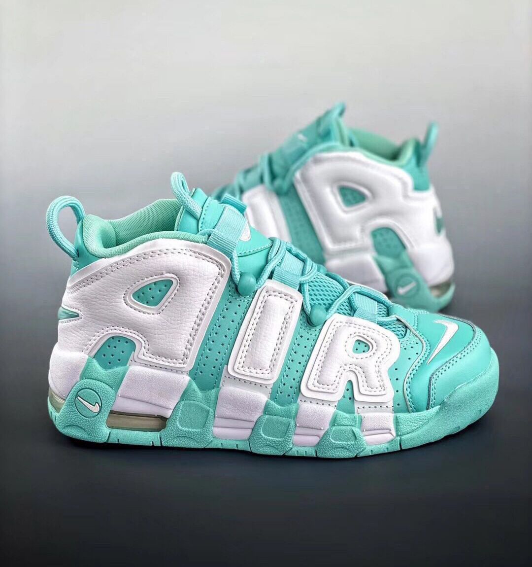 ナイキエアモアアップテンポ「アイランドグリーン」（GS）グリーンとホワイト