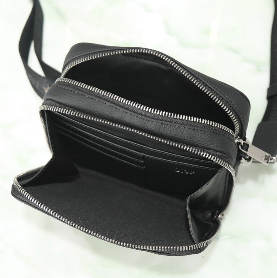 【シンプルで使いやすい♪】DIOR ストラップ付きジップポーチ