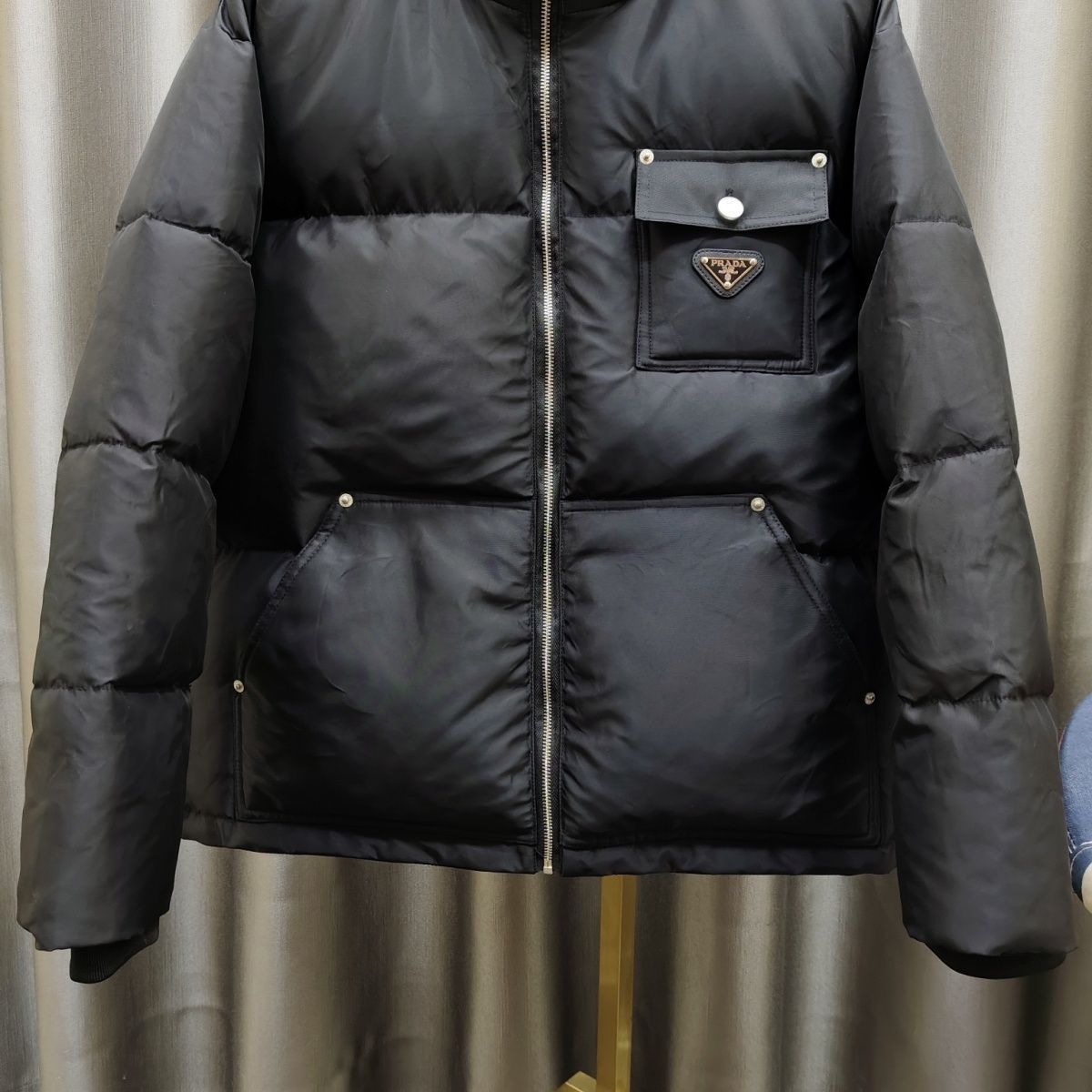 【PRADA】プラダ　Re-Nylon ロゴ入り ダウンジャケット