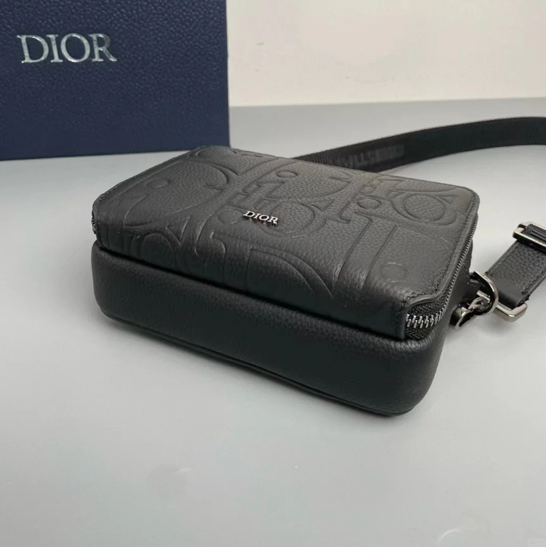 丁度良いお洒落サイズ★【 Dior 】ストラップ付き ジップポーチ