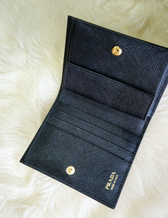 PRADAミニ財布★2つ折りレザー☆ロゴ付き
