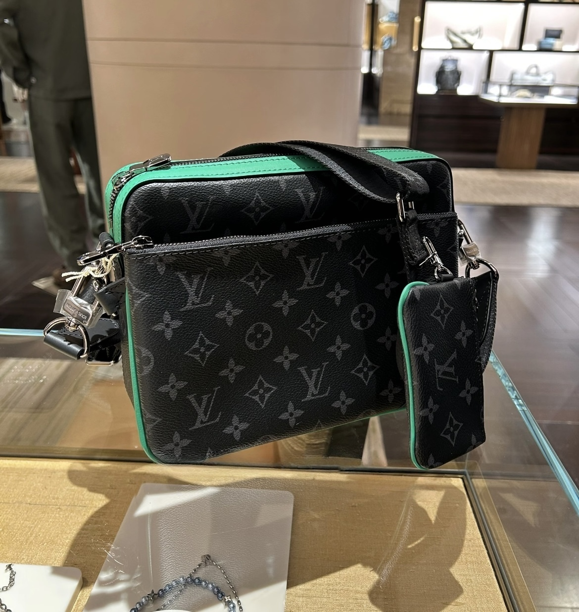 【大胆な色合い♪】ルイヴィトン★トリオ・メッセンジャー