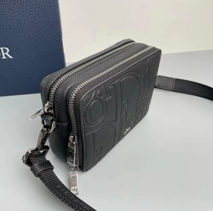 丁度良いお洒落サイズ★【 Dior 】ストラップ付き ジップポーチ