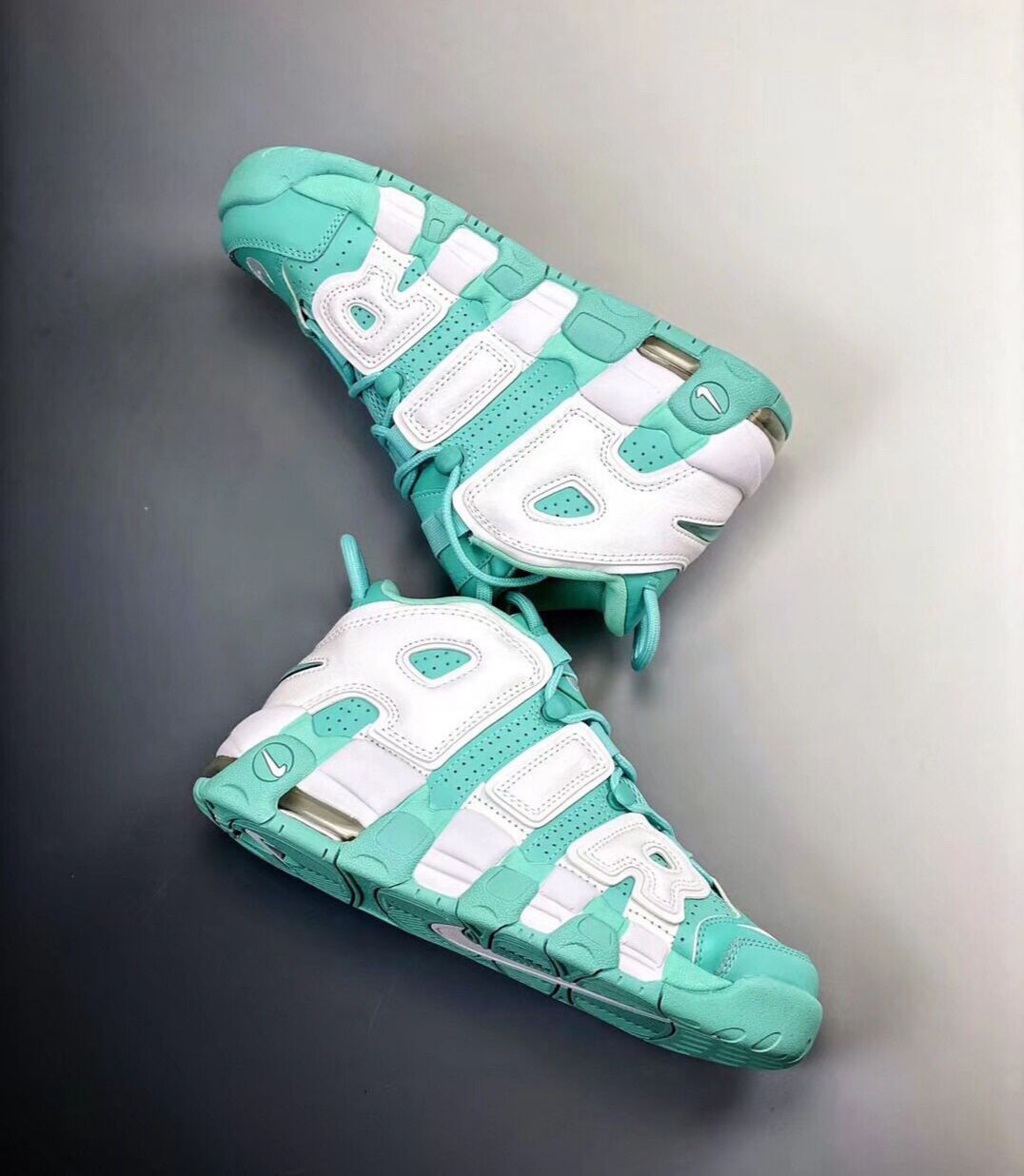 ナイキエアモアアップテンポ「アイランドグリーン」（GS）グリーンとホワイト