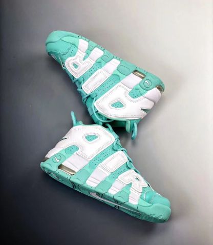 ナイキエアモアアップテンポ「アイランドグリーン」（GS）グリーンとホワイト