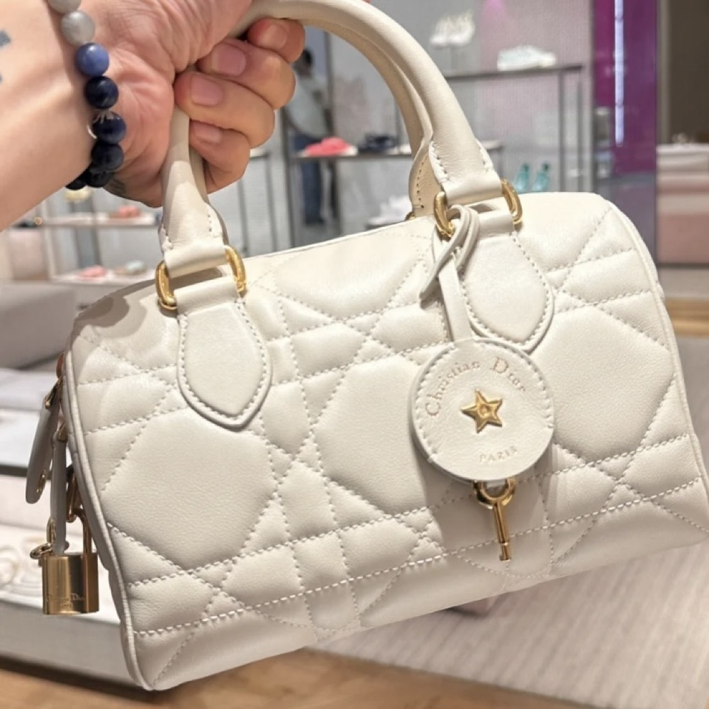 フェミニンな存在♡【DIOR】Groove 20ミニバッグ