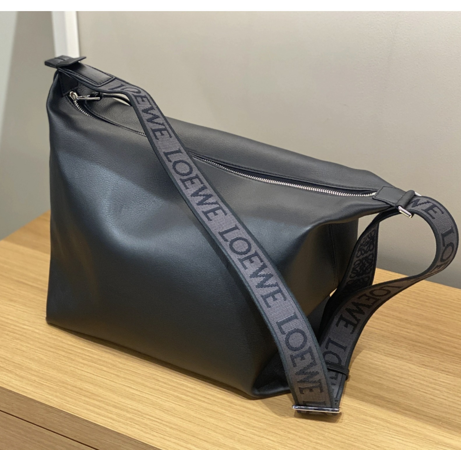 【現地顧客価格！】LOEWEキュービショルダーバック