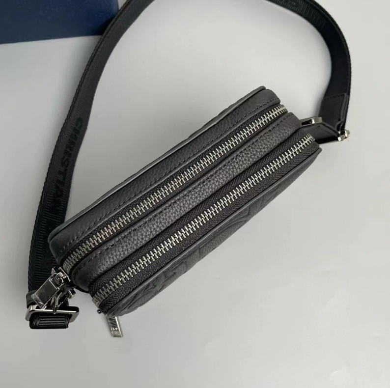 丁度良いお洒落サイズ★【 Dior 】ストラップ付き ジップポーチ