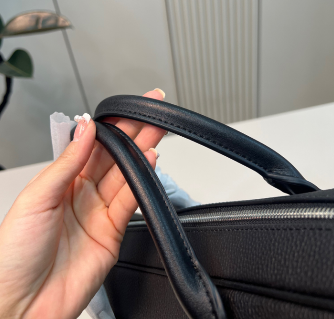 PRADA プラダロゴ レザー ブリーフケース ビジネスバッグ 2VE368