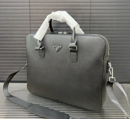 【22SS】新作 サフィアーノレザー ブリーフケース ◆プラダ◆