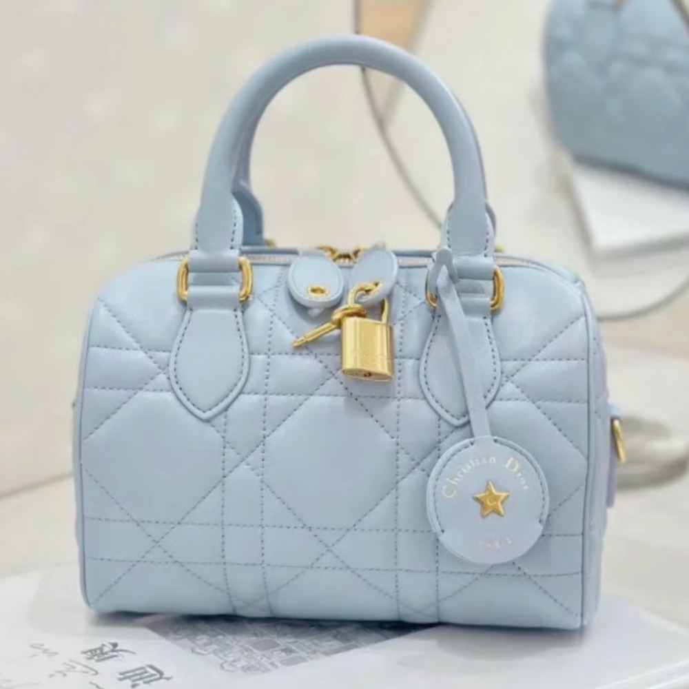 フェミニンな存在♡【DIOR】Groove 20ミニバッグ