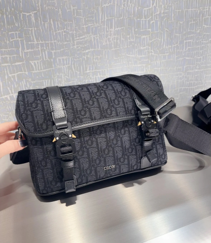 【モダンな魅力◎】Dior★Hit the Road メッセンジャーバッグ
