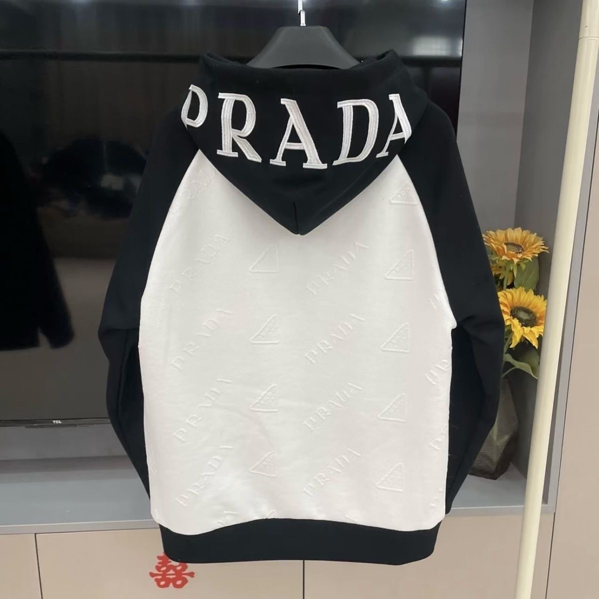 セール 人気モデル[PRADA] プラダ アウター   新しい刺繍入りフード付きジャケット