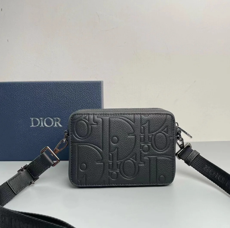 丁度良いお洒落サイズ★【 Dior 】ストラップ付き ジップポーチ