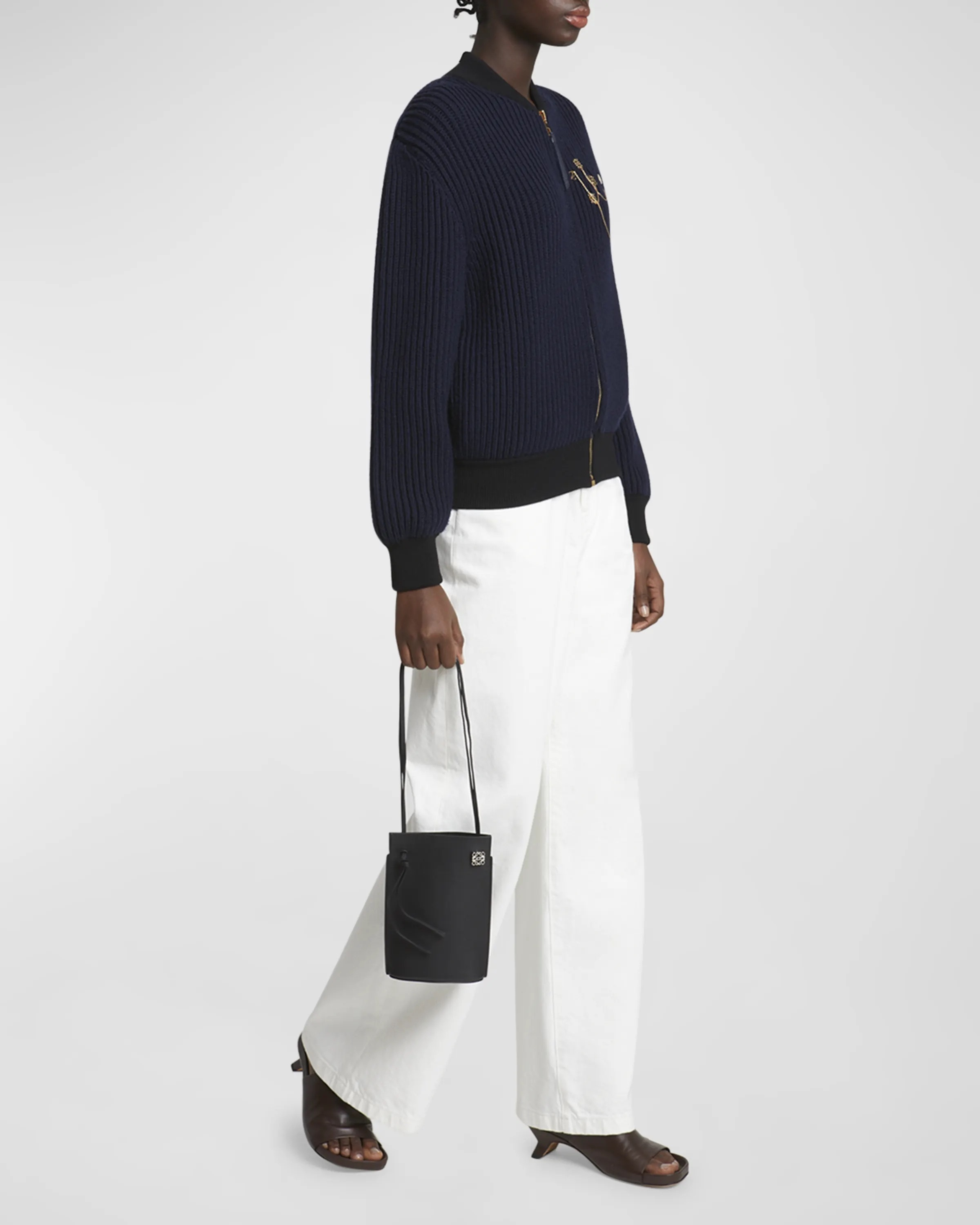 【大人気☆】LOEWE ロエベ ショルダーバッグ 便利なサイズ感♪