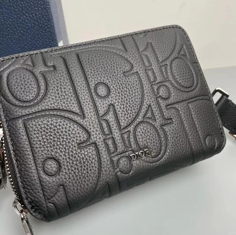 丁度良いお洒落サイズ★【 Dior 】ストラップ付き ジップポーチ