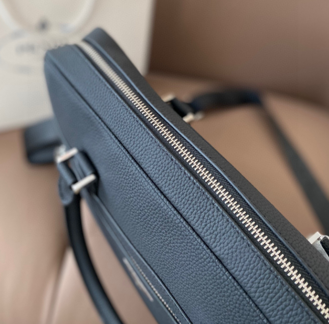 【PRADA】セール！一つ持っておきたい大人ハンドバッグ