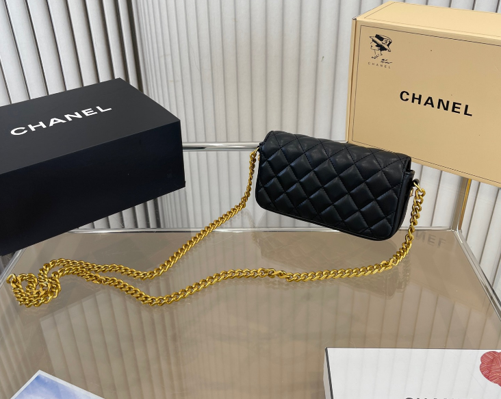 ビッグなCCが可愛い☆CHANEL フォンケース ラムスキン ブラック