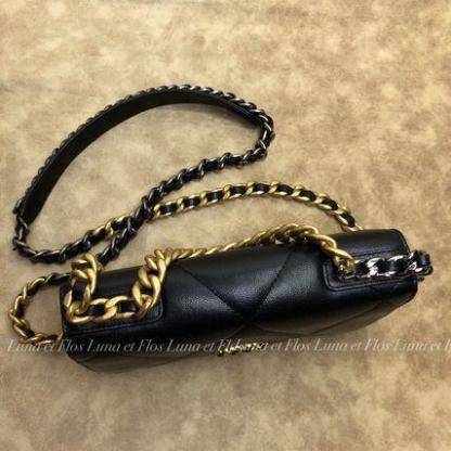 国内即発 CHANEL19 チェーンウォレット 3WAY　入手困難