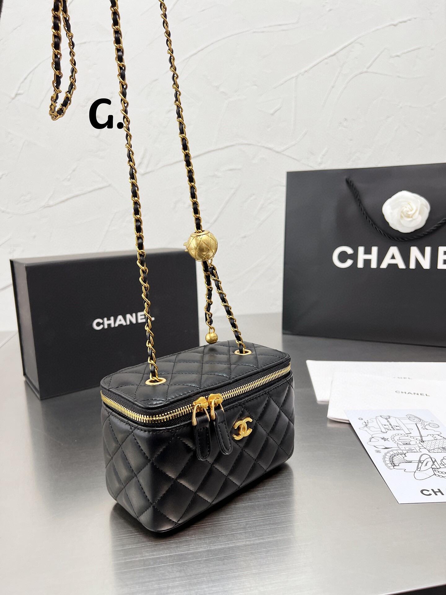【 特別なオファー】すぐ届く!【シャネル】ヴァニティーケース 関税込み CHANEL