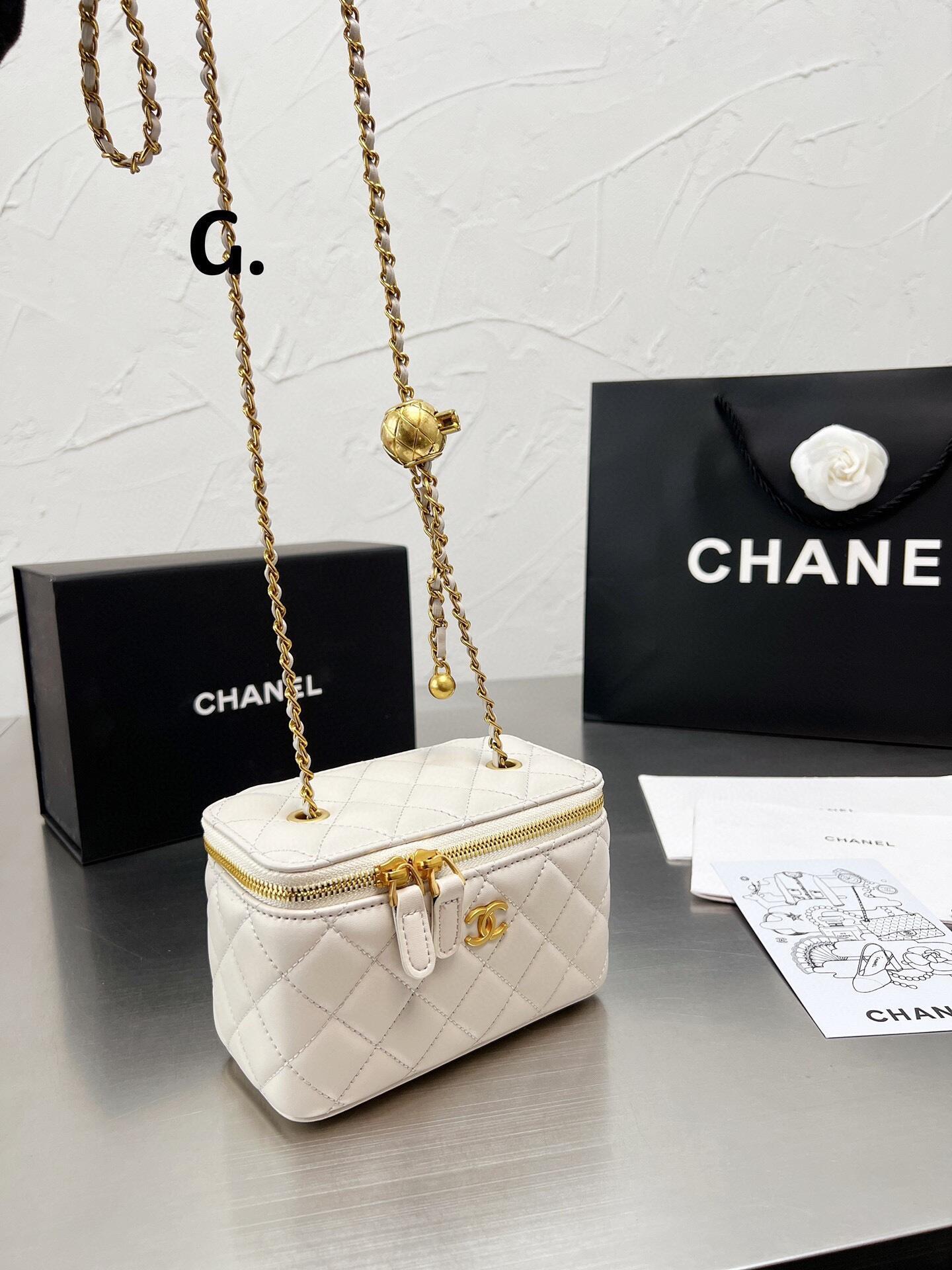 【 特別なオファー】すぐ届く!【シャネル】ヴァニティーケース 関税込み CHANEL