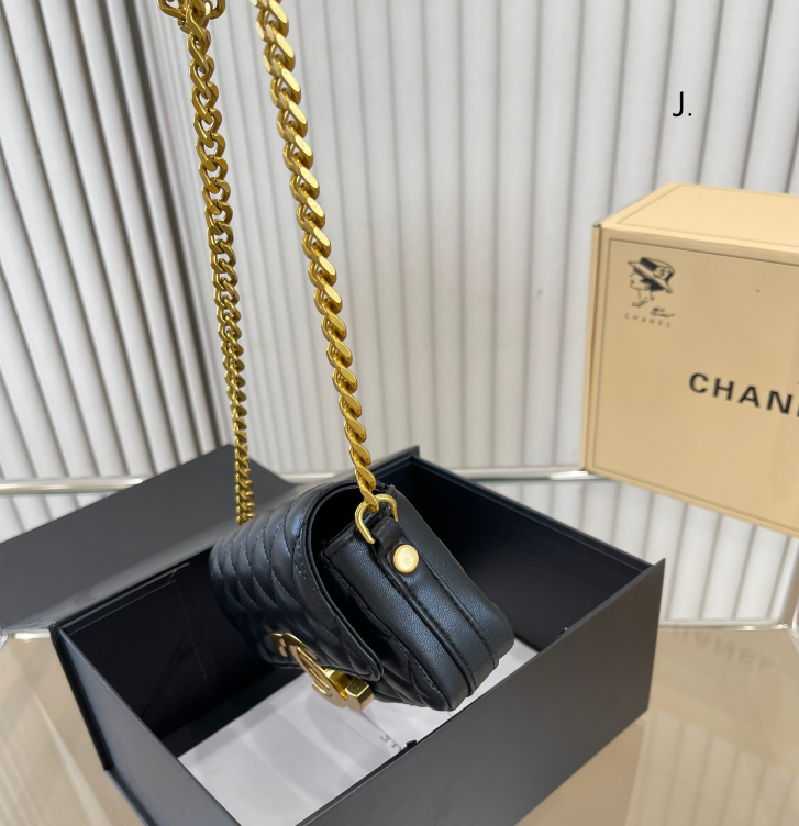ビッグなCCが可愛い☆CHANEL フォンケース ラムスキン ブラック