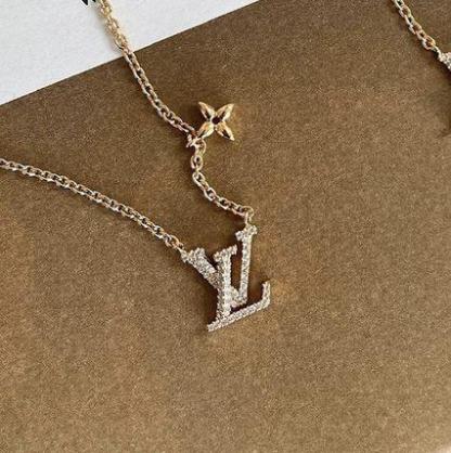 すぐ届く Louis Vuitton ロゴゴールドチェーンネックレス 花柄