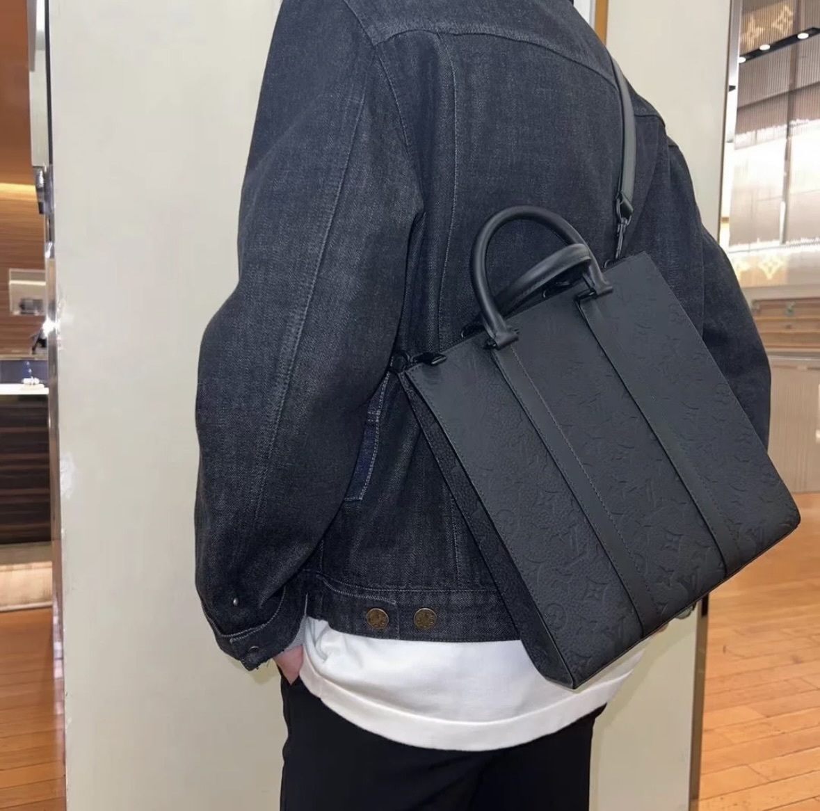 ◆モダンで男前なレザーが魅力【 LV 】サックプラ・クロス