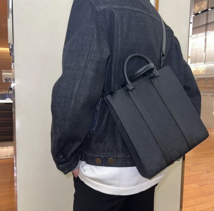 ◆モダンで男前なレザーが魅力【 LV 】サックプラ・クロス