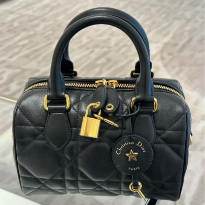 フェミニンな存在♡【DIOR】Groove 20ミニバッグ