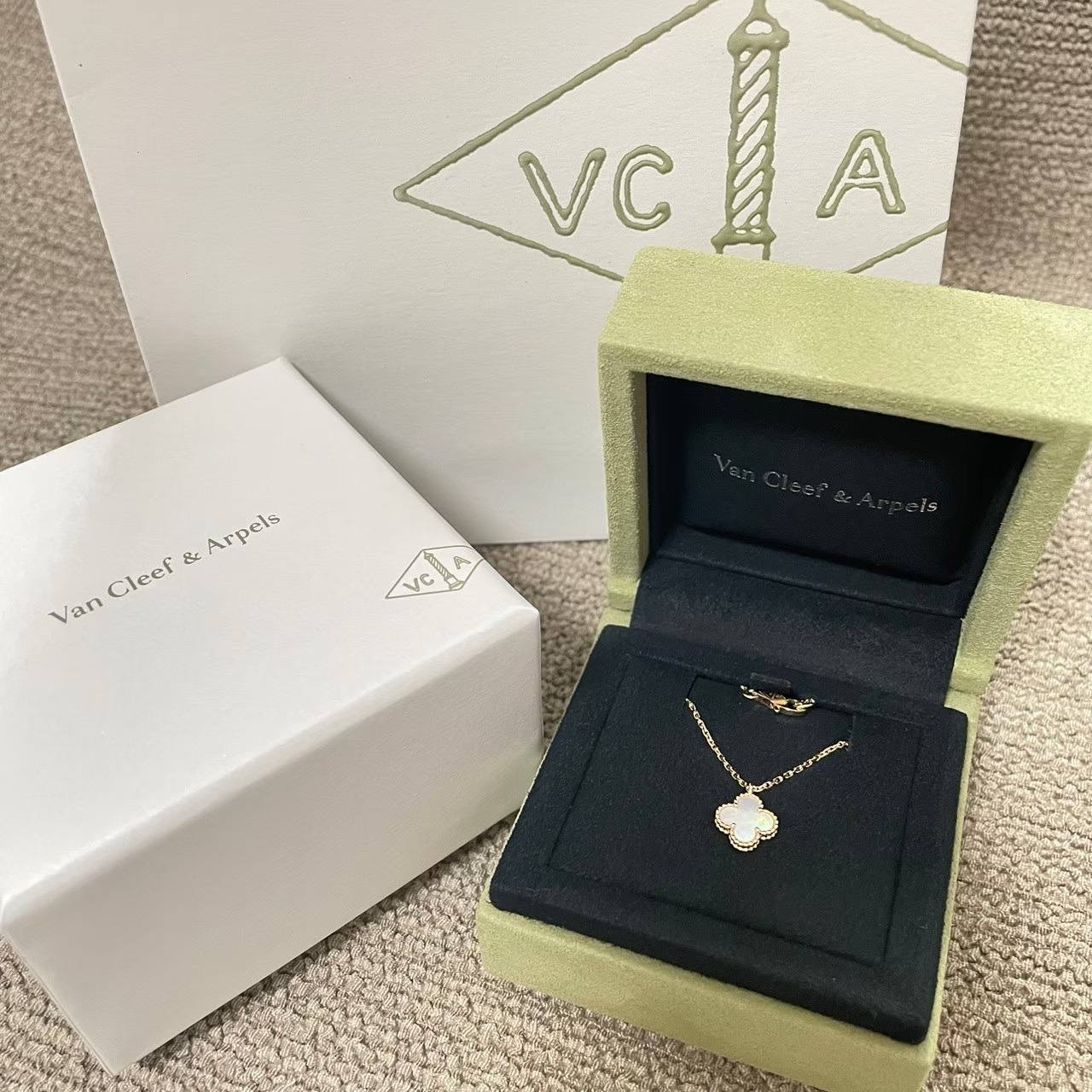 【Van Cleef & Arpels】スウィートアルハンブラペンダント　白