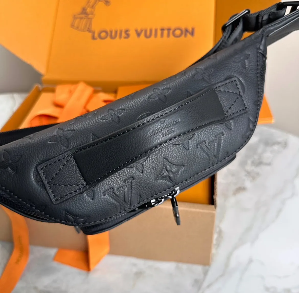 Louis Vuitton《モノグラムがお洒落》ラッシュ バムバッグ