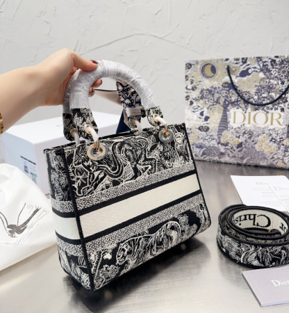 LADY D-LITE ミディアムバッグ