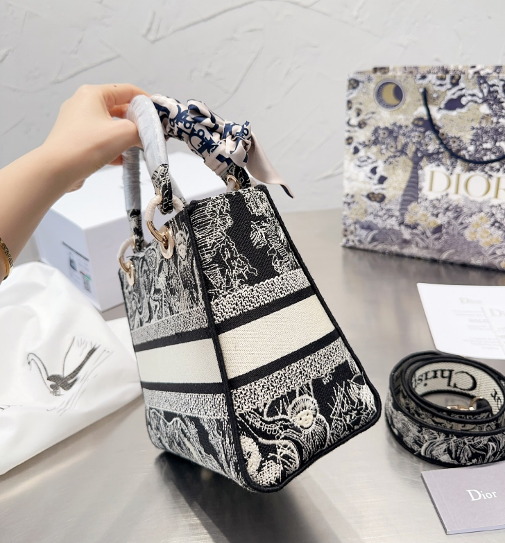 LADY D-LITE ミディアムバッグ