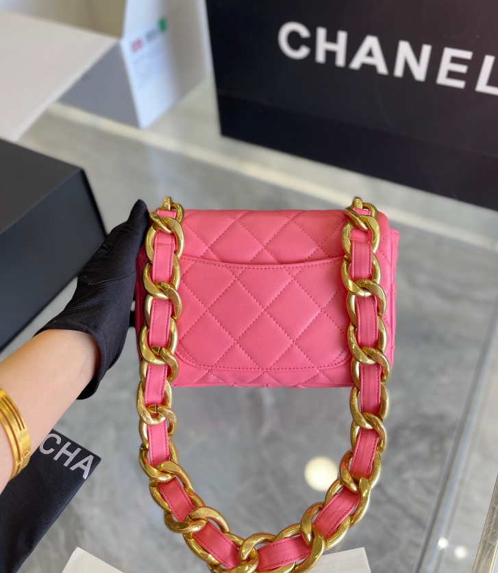 すぐ届く国内発送★CHANEL存在感と品のあるラージフラップバッグ