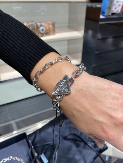 完売必至PRADA♪三角ロゴシルバーチェーンブレスレット☆1JB356
