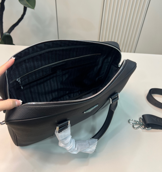 PRADA プラダロゴ レザー ブリーフケース ビジネスバッグ 2VE368