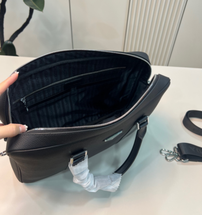 PRADA プラダロゴ レザー ブリーフケース ビジネスバッグ 2VE368