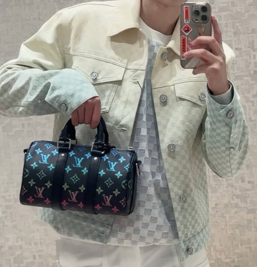 【カラフルグラデ モノグラム/黒】Louis Vuitton キーポル25B